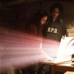 Resident Evil: Welcome To Raccon City, Kaya Scodelario e Avan Jogia in una scena del film