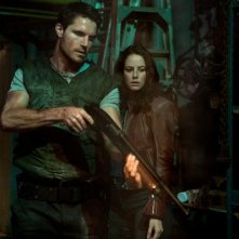 Resident Evil: Welcome To Raccon City, Robbie Amell e Kaya Scodelario in una scena del film