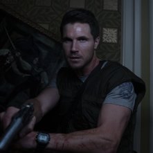 Resident Evil: Welcome To Raccon City, Robbie Amell durante una scena del film
