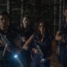 Resident Evil: Welcome To Raccon City, Robbie Amell, Tom Hopper, Nathan Dales, Hannah John-Kamen in una scena del film