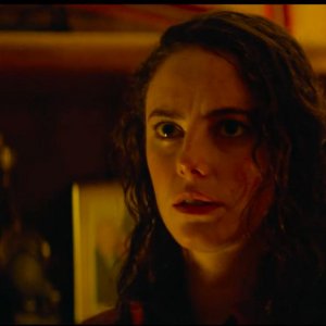 Resident Evil: Welcome To Raccon City, Kaya Scodelario in una scena del film