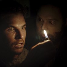 Resident Evil: Welcome To Raccon City, Robbie Amell in una scena horror