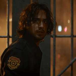 Resident Evil: Welcome To Raccon City, Avan Jogia in una scena del film