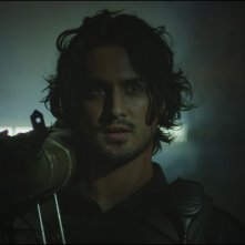 Resident Evil: Welcome To Raccon City, Avan Jogia in un primo piano