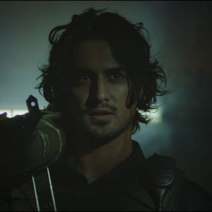 Resident Evil: Welcome To Raccon City, Avan Jogia in un primo piano