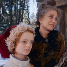 Un bambino chiamato Natale: Kristen Wiig con Herny Lawfull in una scena del film