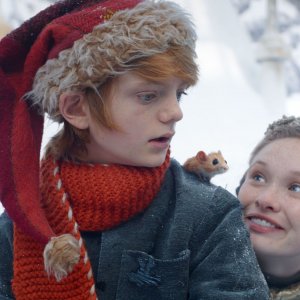 Un bambino chiamato Natale: Henry Lawfull e Zoe Margaret Colletti in una scena del film