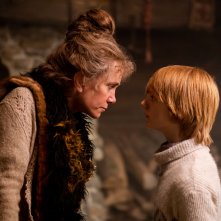 Un bambino chiamato Natale: Kristen Wiig e Henry Lawfull in una scena del film