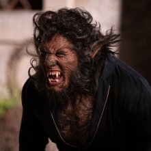 Una famiglia mostruosa: Cristiano Caccamo trasformato in licantropo