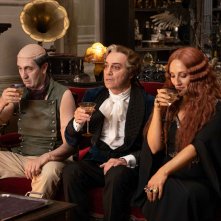 Una famiglia mostruosa: Massimo Ghini, Paolo Calabresi e Lucia Ocone durante una scena