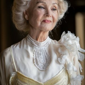 Una famiglia mostruosa: Barbara Bouchet in una scena del film