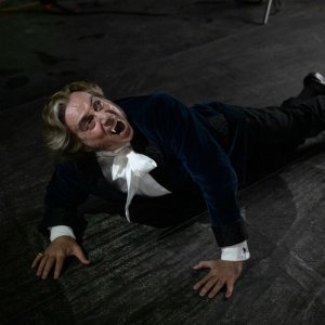 Una famiglia mostruosa: Massimo Ghini in una scena del film