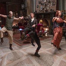 Una famiglia mostruosa: una foto del cast impegnato in una danza