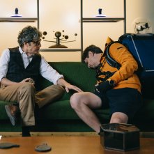 E noi come stronzi rimanemmo a guardare: Fabio De Luigi e Pierfrancesco Diliberto in una scena del film