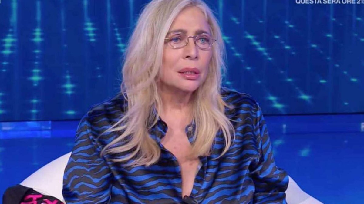 Mara Venier a Domenica In, la caduta è un disastro ecco cosa è successo Mara Venier a Domenica In, la caduta è un disastro ecco cosa è successo