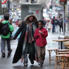 Sotto le stelle di Parigi: Catherine Frot e Mahamadou Yaffa in una scena del film