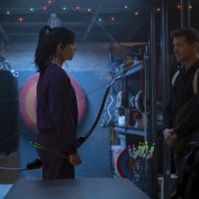 Hawkeye: Jeremy Renner ed Hailee Steinfeld in un'immagine