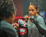 Bruised – Lottare per vivere, la recensione: caduta e rinascita di Halle Berry dentro il ring