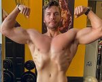 Il figlio di Arnold Schwarzenegger, Joseph Baena, annuncia il suo nuovo film a petto nudo