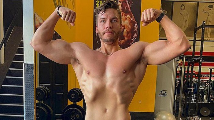 Il figlio di Arnold Schwarzenegger, Joseph Baena, annuncia il suo nuovo film a petto nudo