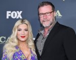 Tori Spelling spiega perché il marito Dean McDermott non è nella foto di Natale di famiglia