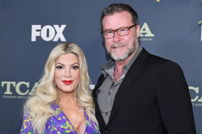 Tori Spelling spiega perché il marito Dean McDermott non è nella foto di Natale di famiglia