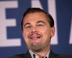 Leonardo DiCaprio: la sua reazione su Jennifer Lopez, Ben Affleck e il clima in un video