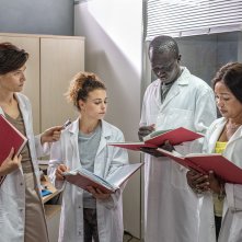 Trafficante di virus: Anna Foglietta e Beatrice Fedi in una scena del film