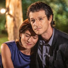 Trafficante di virus: Anna Foglietta con Andrea Bosca in una scena del film