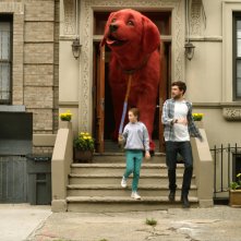 Clifford - Il grande cane rosso: Jack Whitehall e Darby Camp in una scena del film