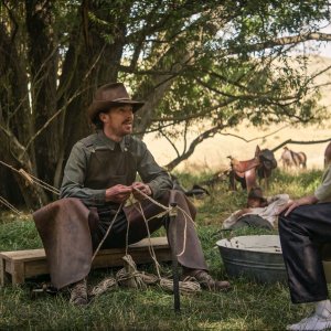 Il potere del cane: Benedict Cumberbatch e Kodi Smit-McPhee in una scena del film