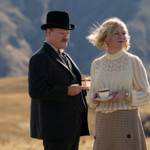 Il potere del cane: Kirsten Dunst e Jesse Plemons in una scena del film