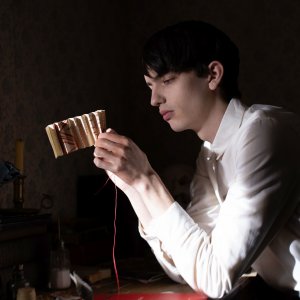 Il potere del cane: Kodi Smit-McPhee durante una scena del film