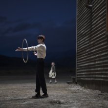 Il potere del cane: Kodi Smit-McPhee in una scena del film