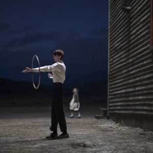 Il potere del cane: Kodi Smit-McPhee in una scena del film