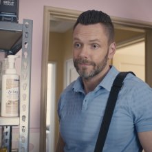 Qeenpins - Le regine del coupon: Joel McHale in una scena