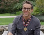 Ryan Reynolds riceve il Canadian Award: 'Non sono lacrime ma gocce di sciroppo d'acero'
