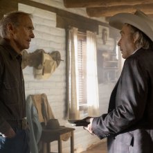 Cry Macho - Ritorno a casa: Clint Eastwood e Dwight Yoakam in una scena del film