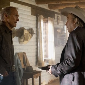 Cry Macho - Ritorno a casa: Clint Eastwood e Dwight Yoakam in una scena del film