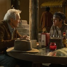 Cry Macho - Ritorno a casa: Clint Eastwood e Eduardo Minett in in una scena del film