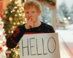 Ed Sheeran ed Elton John rifanno una celebre scena di Love, Actually (VIDEO)