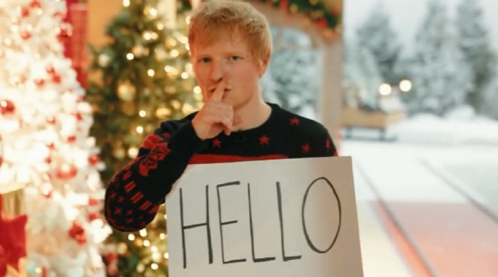 Ed Sheeran ed Elton John rifanno una celebre scena di Love, Actually (VIDEO)