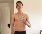 Elliot Page mostra gli addominali in un nuovo selfie davanti allo specchio (FOTO)