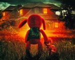 Benny Loves You, la recensione: risate e horror con il peluche saltellante che uccide per amore