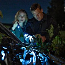 Reacher: una foto di Alan Ritchson e Willa Fitzgerald