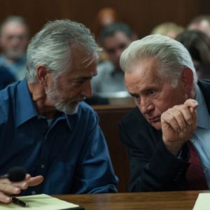 The Devil Has a Name: David Strathairn e Martin Sheen in una scena