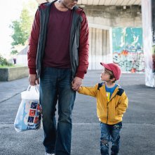 Nowhere Special - Una storia d'amore: James Norton insieme a Daniel Lamont in una scena del film