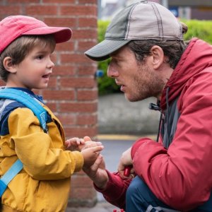 Nowhere Special - Una storia d'amore: James Norton con Daniel Lamont in una scena del film