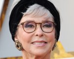 Rita Moreno frequentò Elvis Presley per far ingelosire il fedifrago Marlon Brando: 'Era dolce, ma noioso'