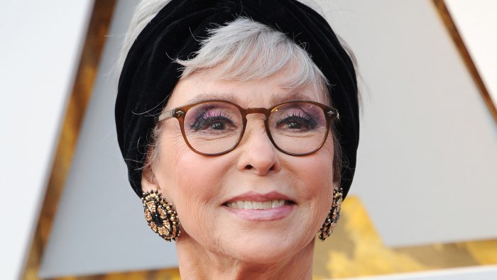 Rita Moreno frequentò Elvis Presley per far ingelosire il fedifrago Marlon Brando: "Era dolce, ma noioso"
